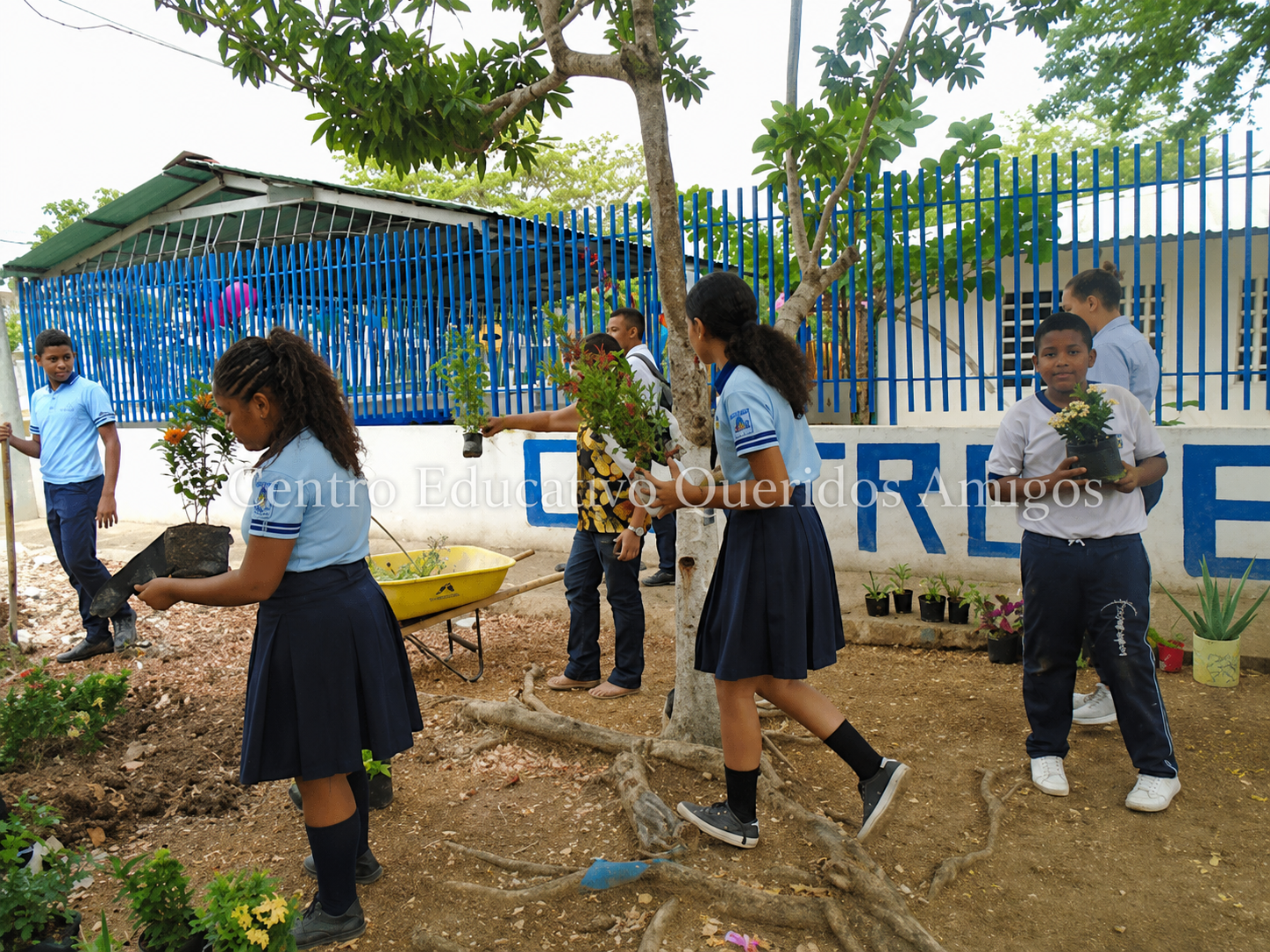 Estudiantes de CEQA participando en una experiencia de huerto urbano