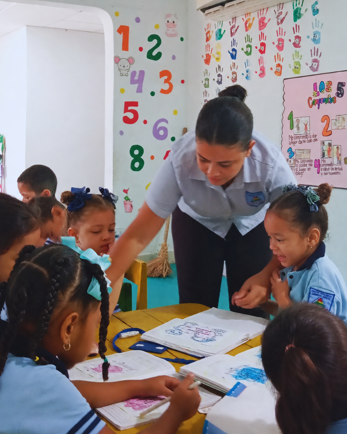 Docente de CEQA acompañando a estudiantes de Preescolar durante una actividad