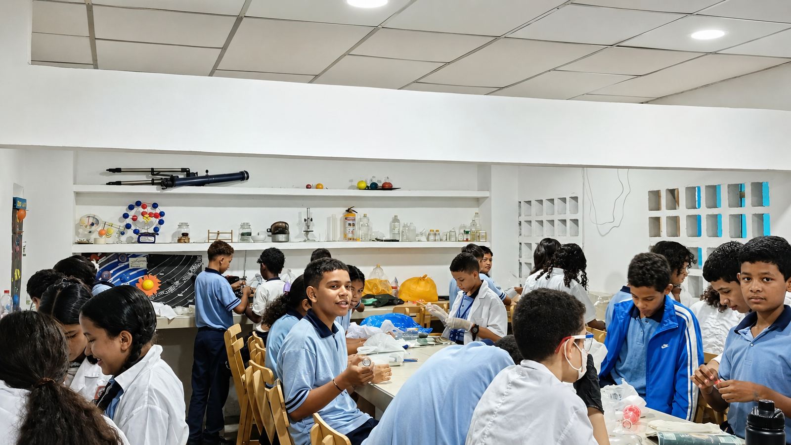 Estudiantes de CEQA desarrollando actividades prácticas en el laboratorio