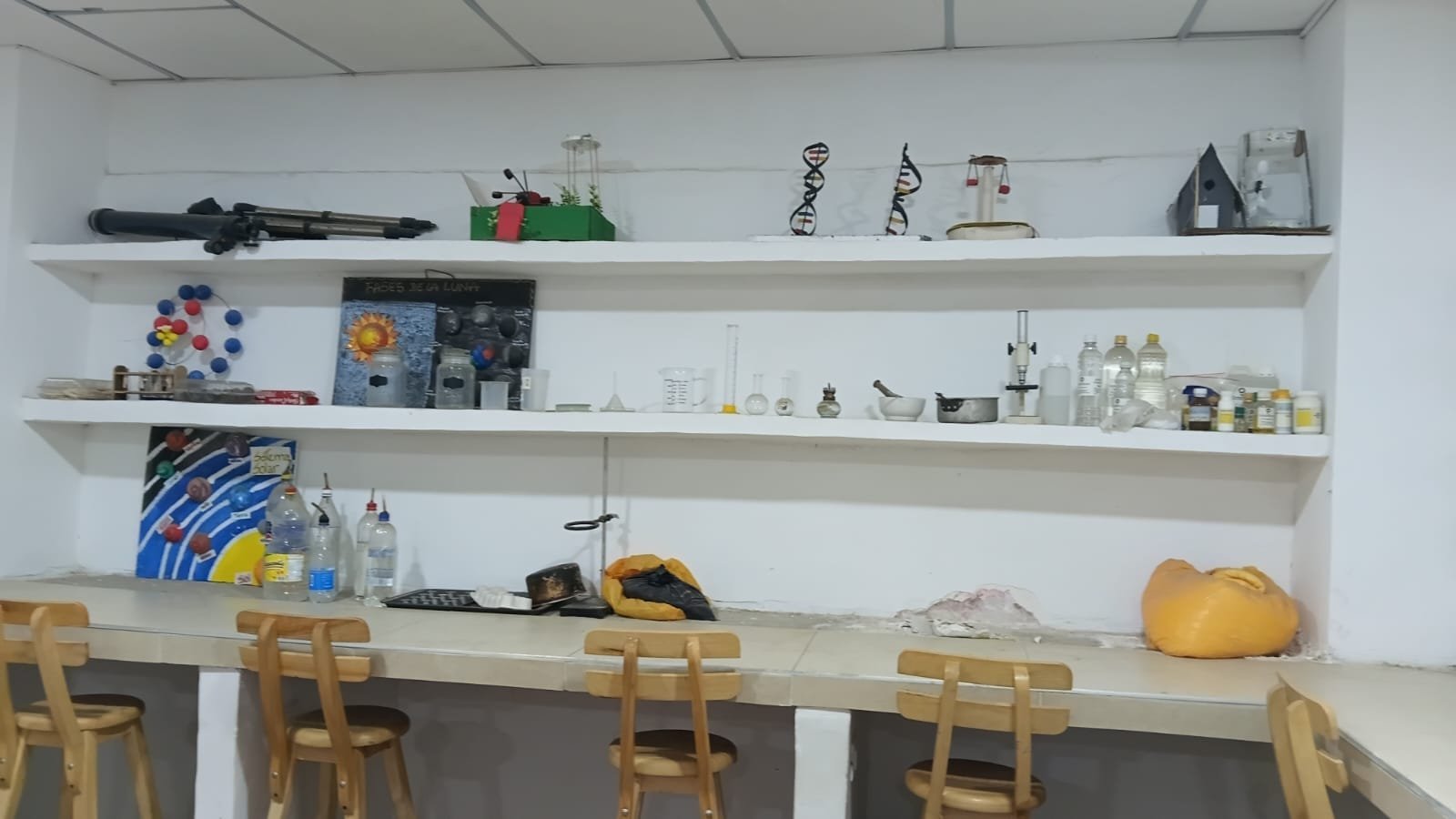 Laboratorio de Química y Física del Centro Educativo Queridos Amigos