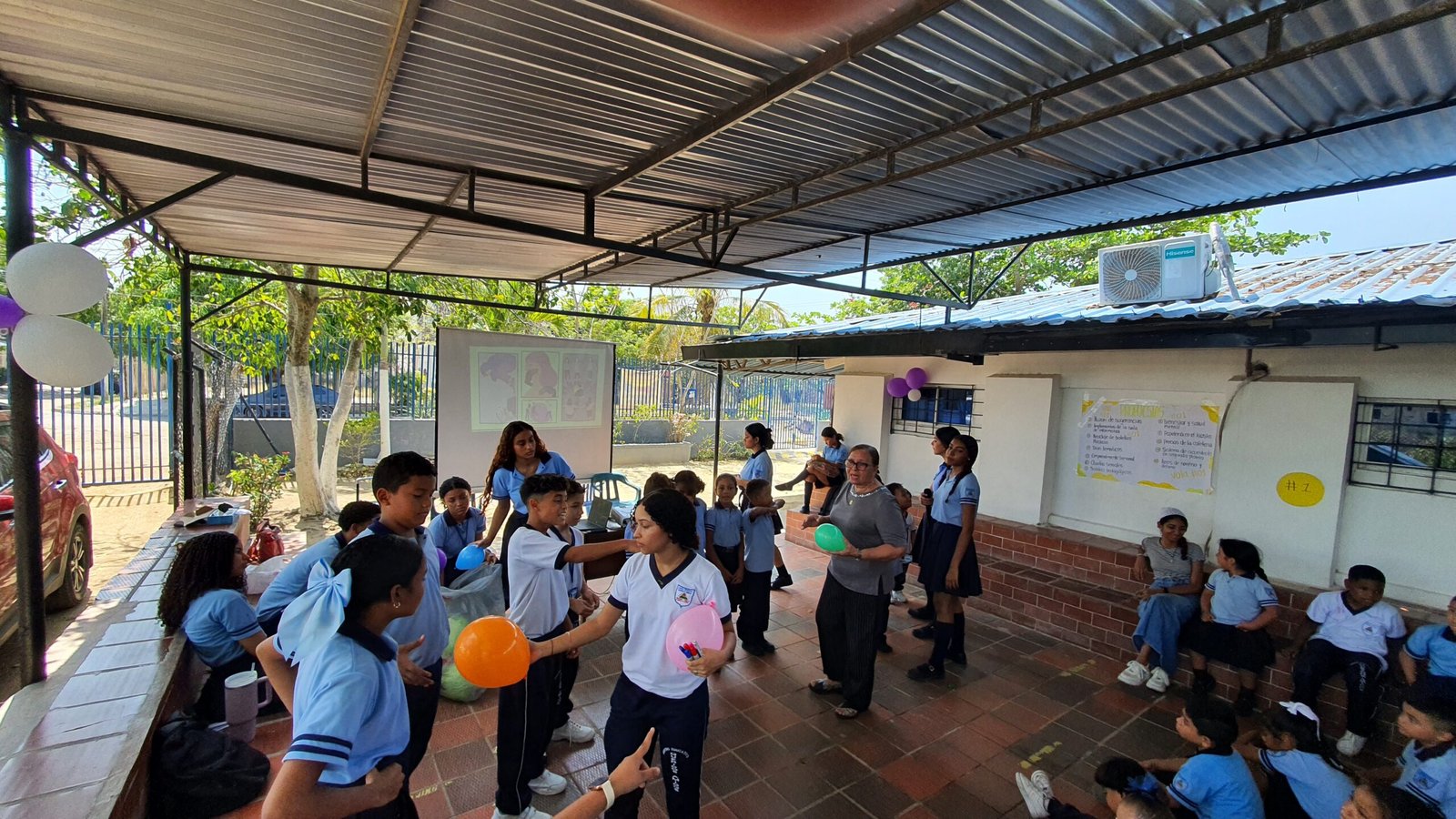 Espacios exteriores del Centro Educativo Queridos Amigos